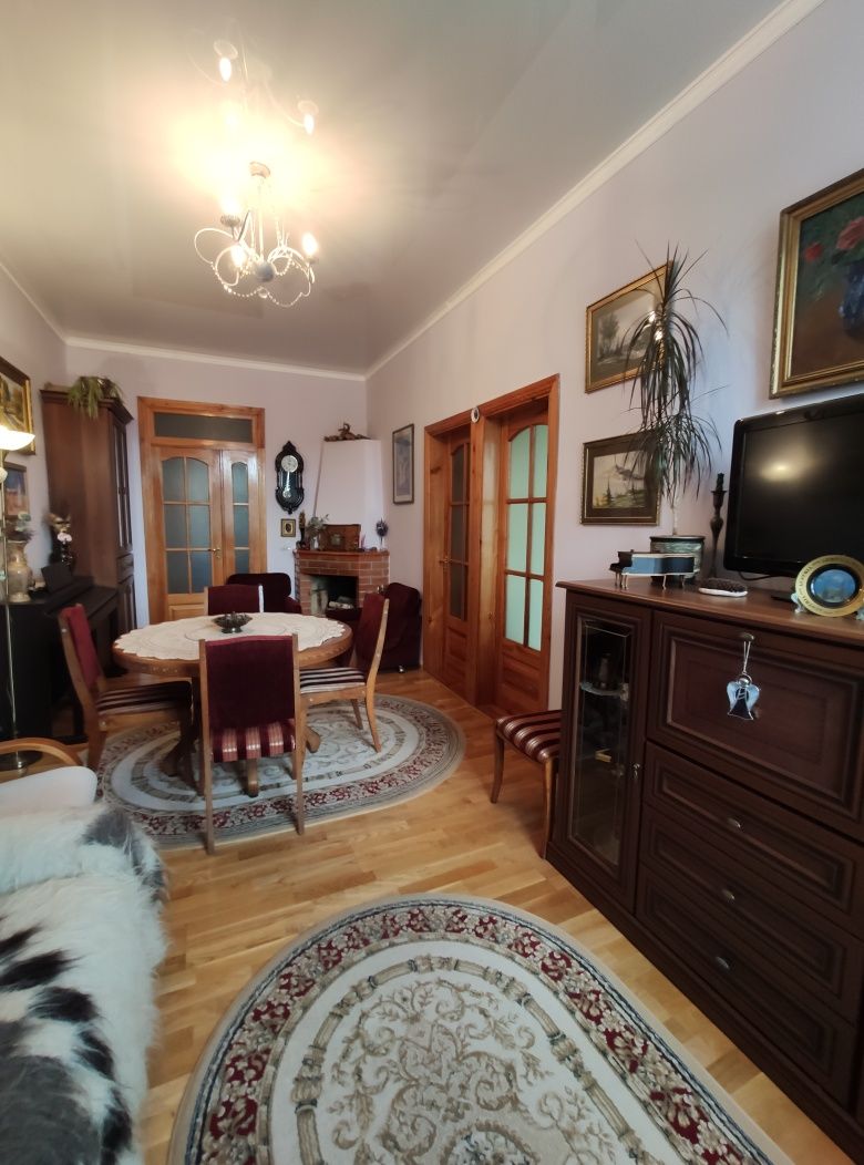 Продам 3-х кімнатну квартиру в центрі вул.Насипна