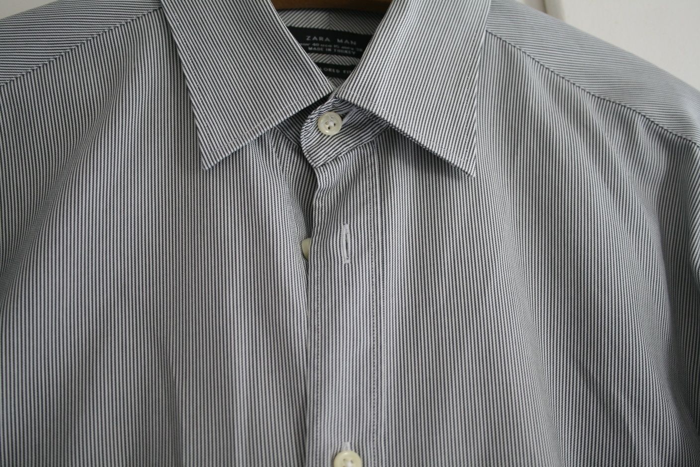 Camisa Zara, riscas cinzenta e branca, 40, tipo profissional