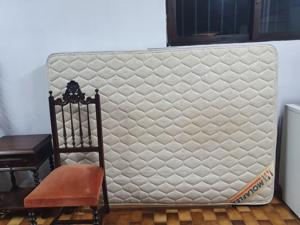 Mobília de quarto, cama, cómoda, espelho, mesinhas, colchão, estrado