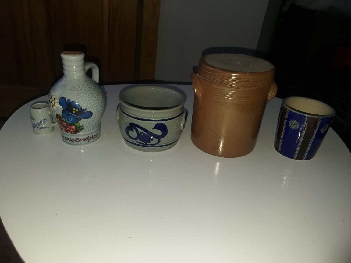 Cztery,stare,różne wyroby ceramiczne z sygnaturami