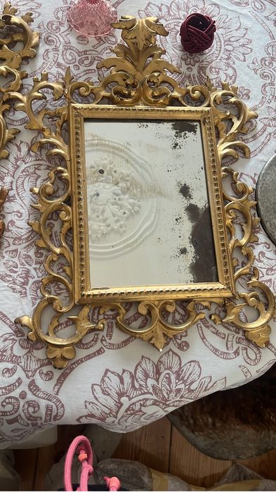 Espelho com moldura dourada antigo