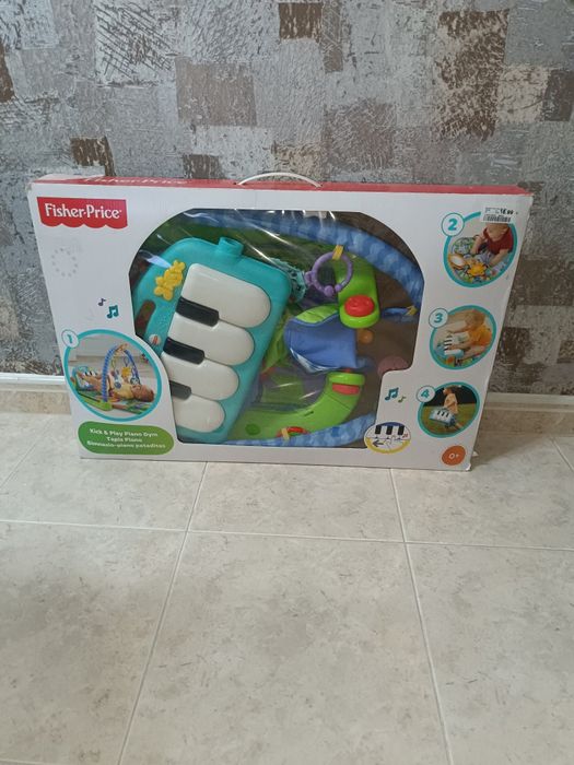 Tapete/ginásio de actividades com piano da Fisher Price.