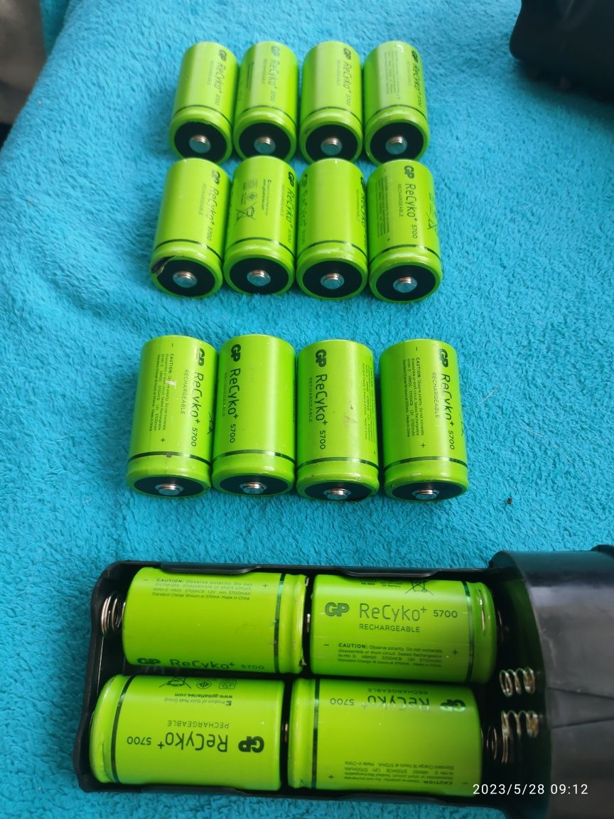 Ładowarka plus akumulatory R20 plus latarka led
