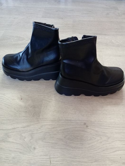 Botki czarne na koturnie