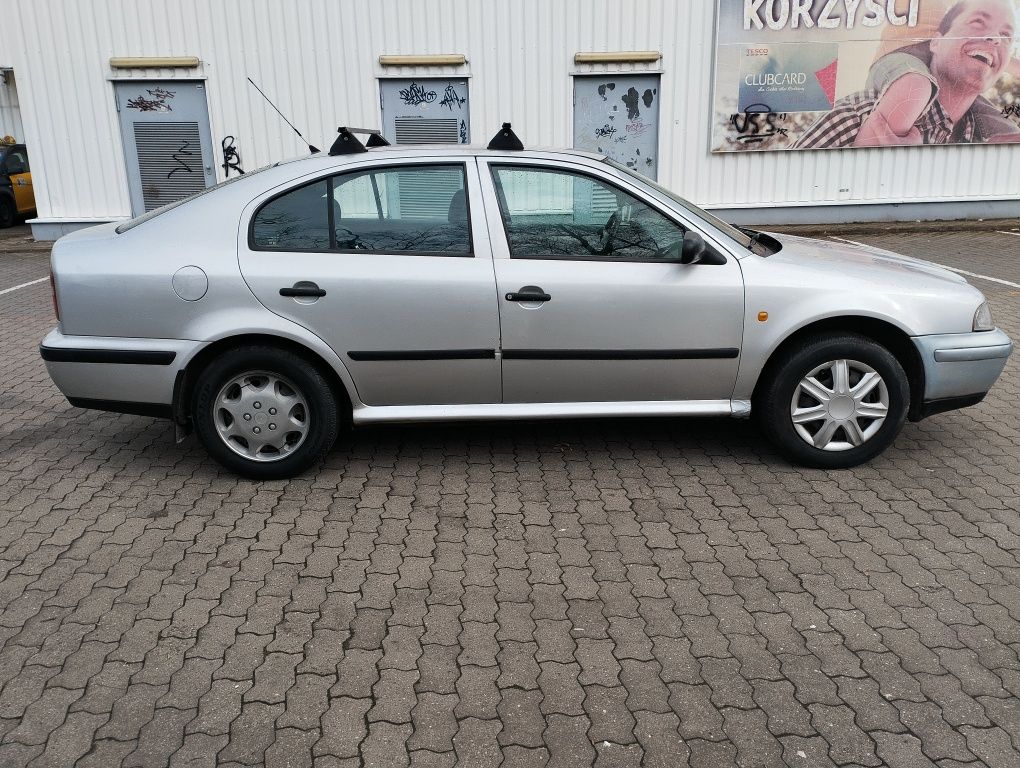 Skoda Octavia rok 2000 1.6 benzyna ważne OC i pt