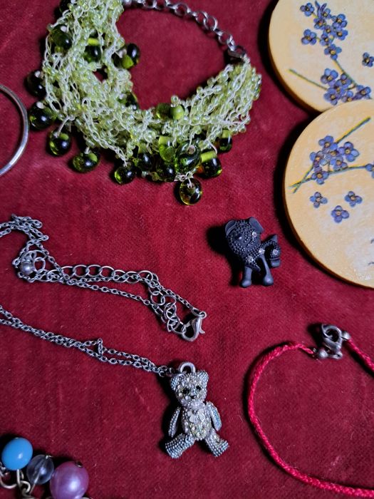 Zestaw biżuterii różnej kolczyki naszyjniki