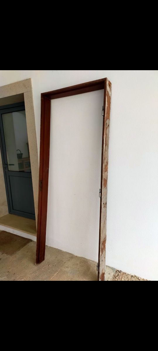 Porta com aro em madeira
