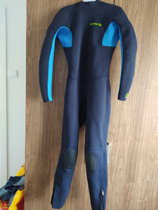 Fato de surf ideal para atividades no rio