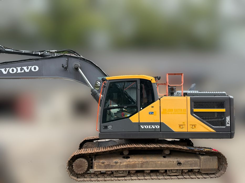 Wynajem koparki gąsienicowej Volvo EC250EL 30ton