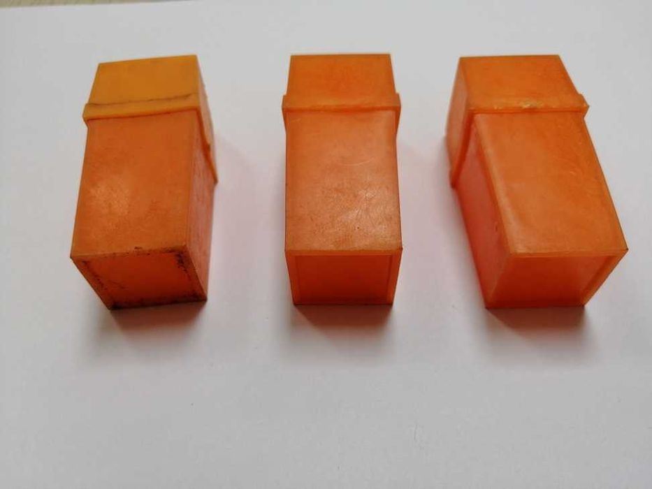 Trzy pojemniczki na przyprawy z okresu PRL. Imbir Cynamon Goździki.