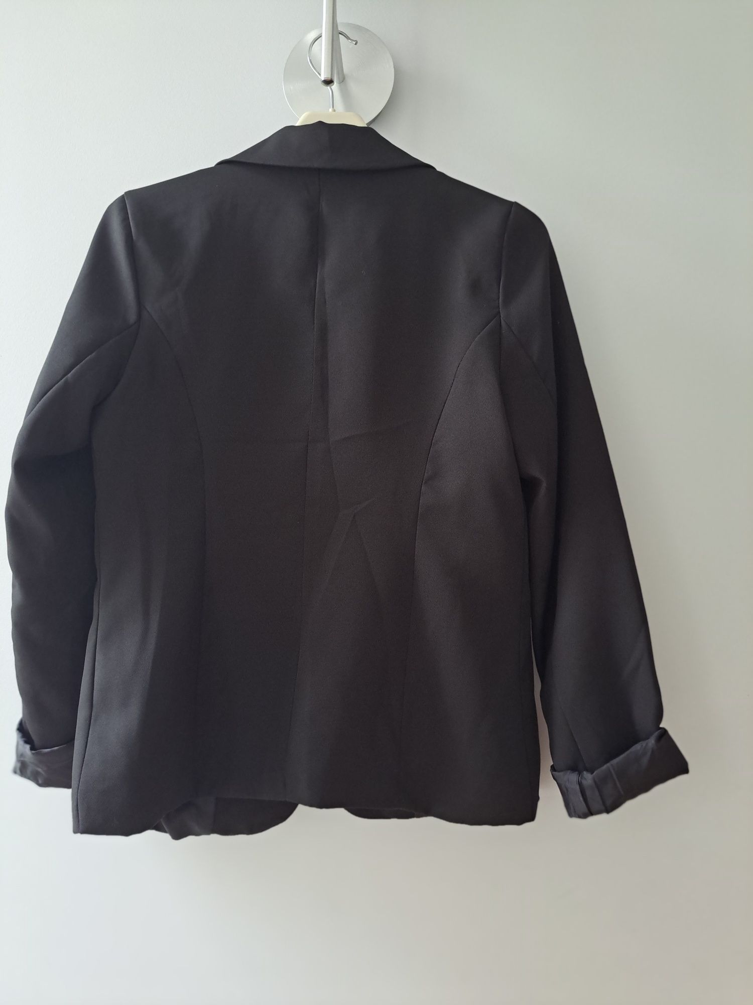 Blazer M pretocom botão dourado