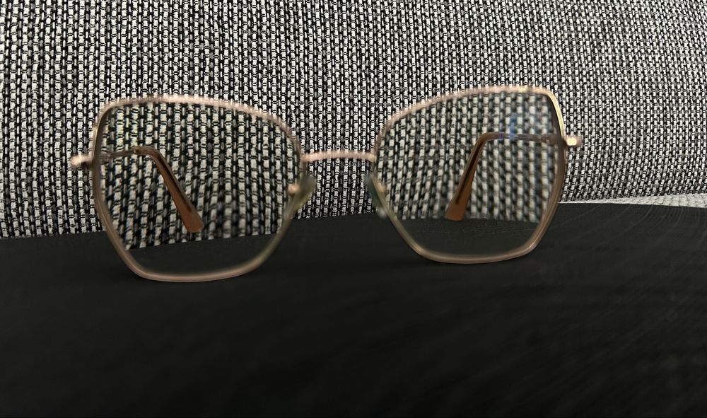 Okulary progresywne z fotochromem i antyrefleksem.