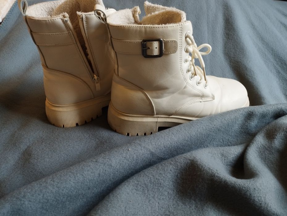 Чоботи в бежевому кольорі
