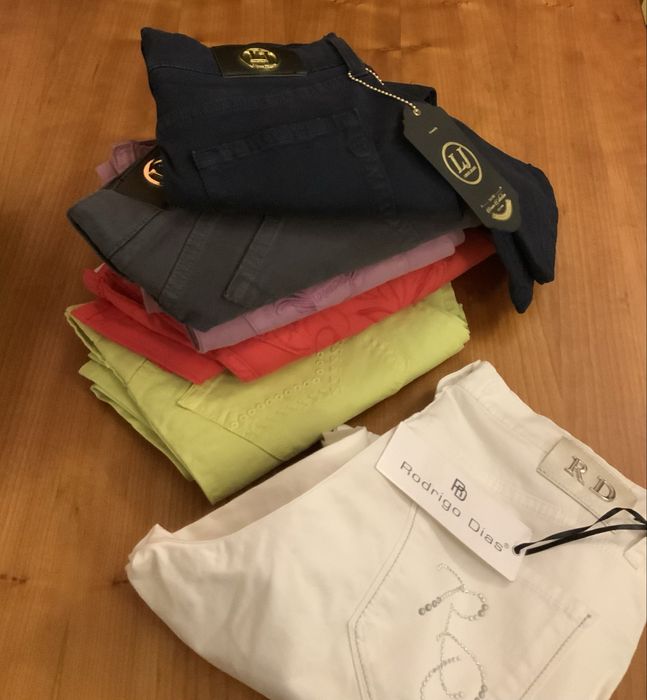 Calça branca senhora com aplicações de brilhantes