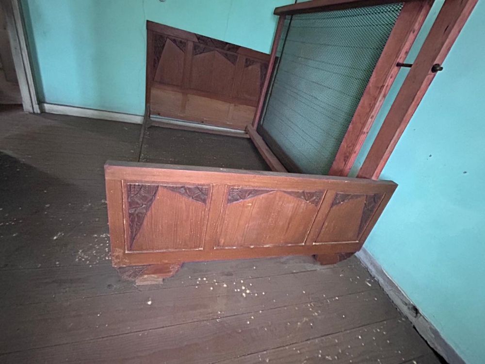 Cama antiga de solteiro em madeira