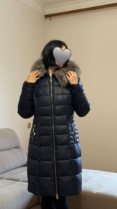Продам теплий пуховик з пишним
коміром хутро єнота