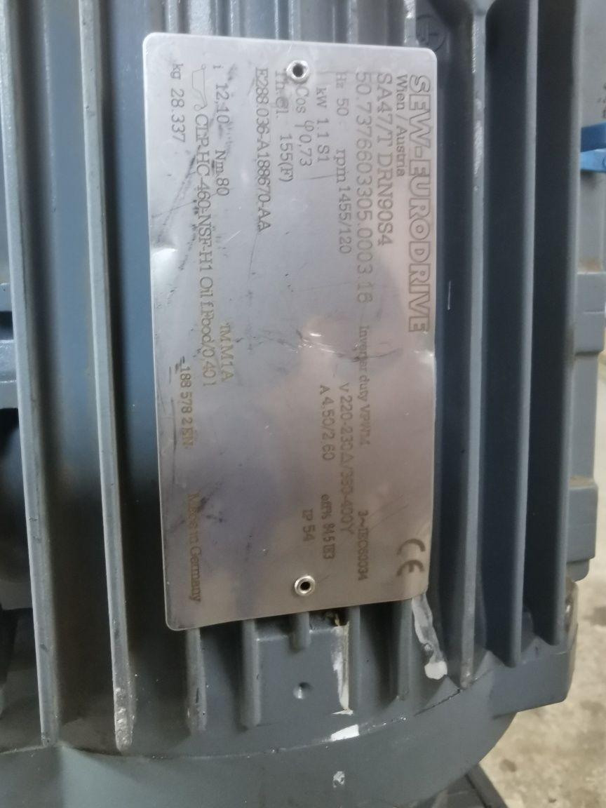 Silnik 1.1kw z przekładnią 1400/120 wałek 30mm