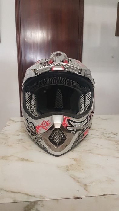 Capacete + capa protetora