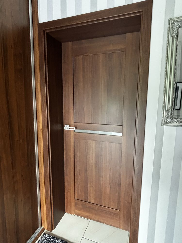 Drzwi wewnętrzne porta z oscieżnicą do odbioru już