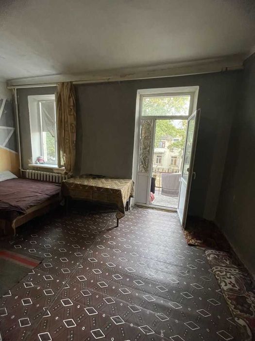 Продається велика світла кімната 32 кв.м. з балконом