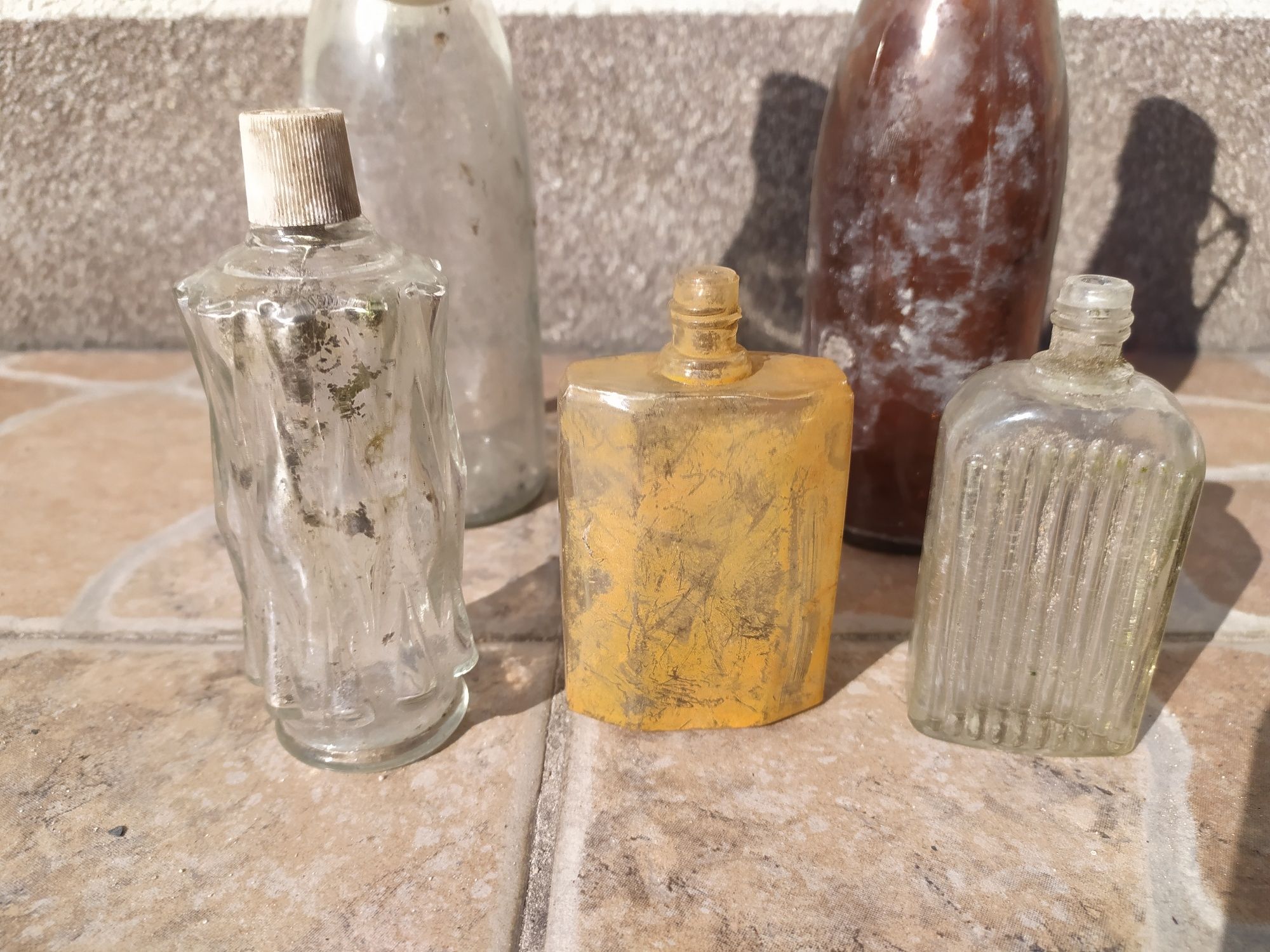 Stare butelki po winie i perfumach PRL wykopki i inne