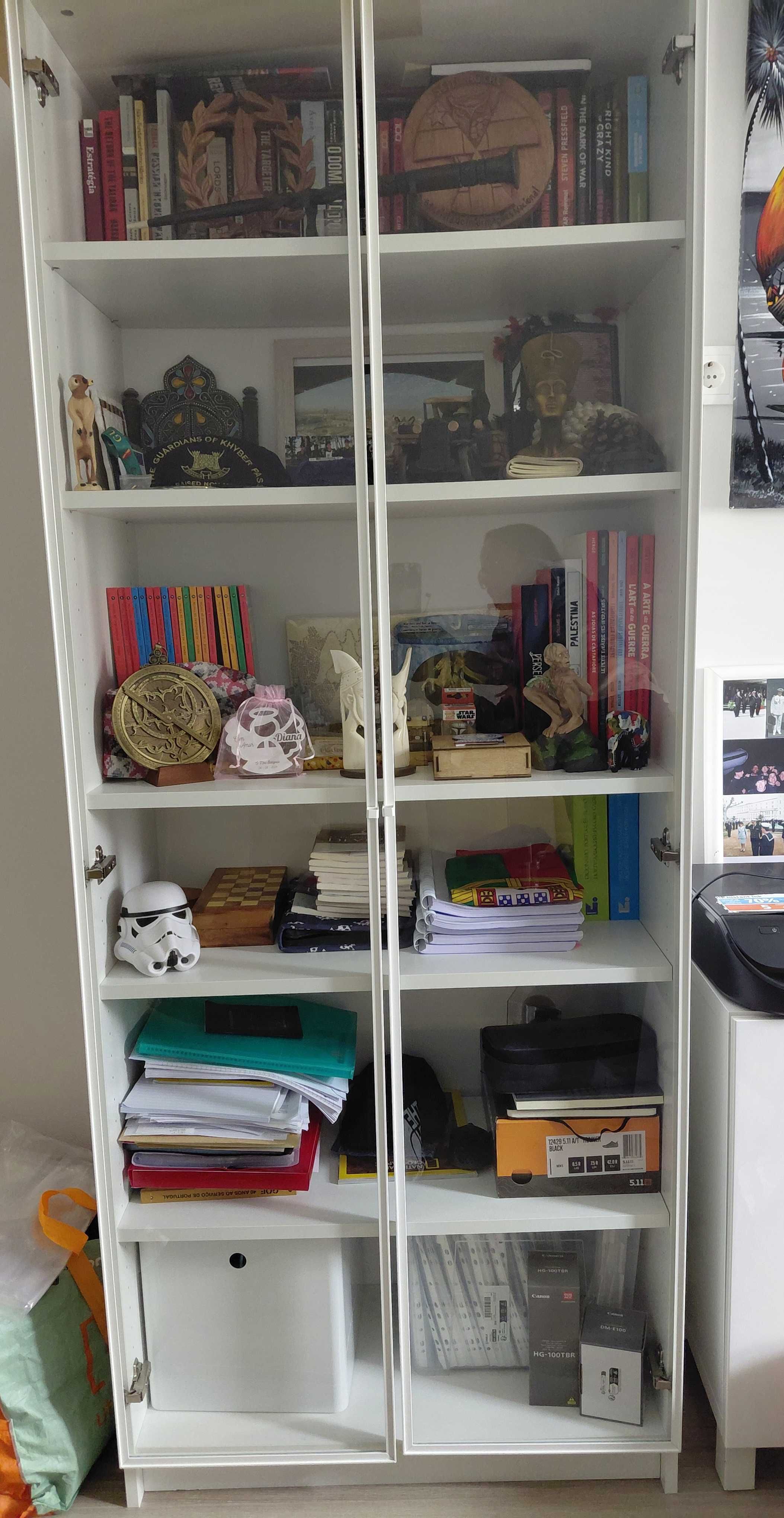 Armário/vitrine com portas de vidro