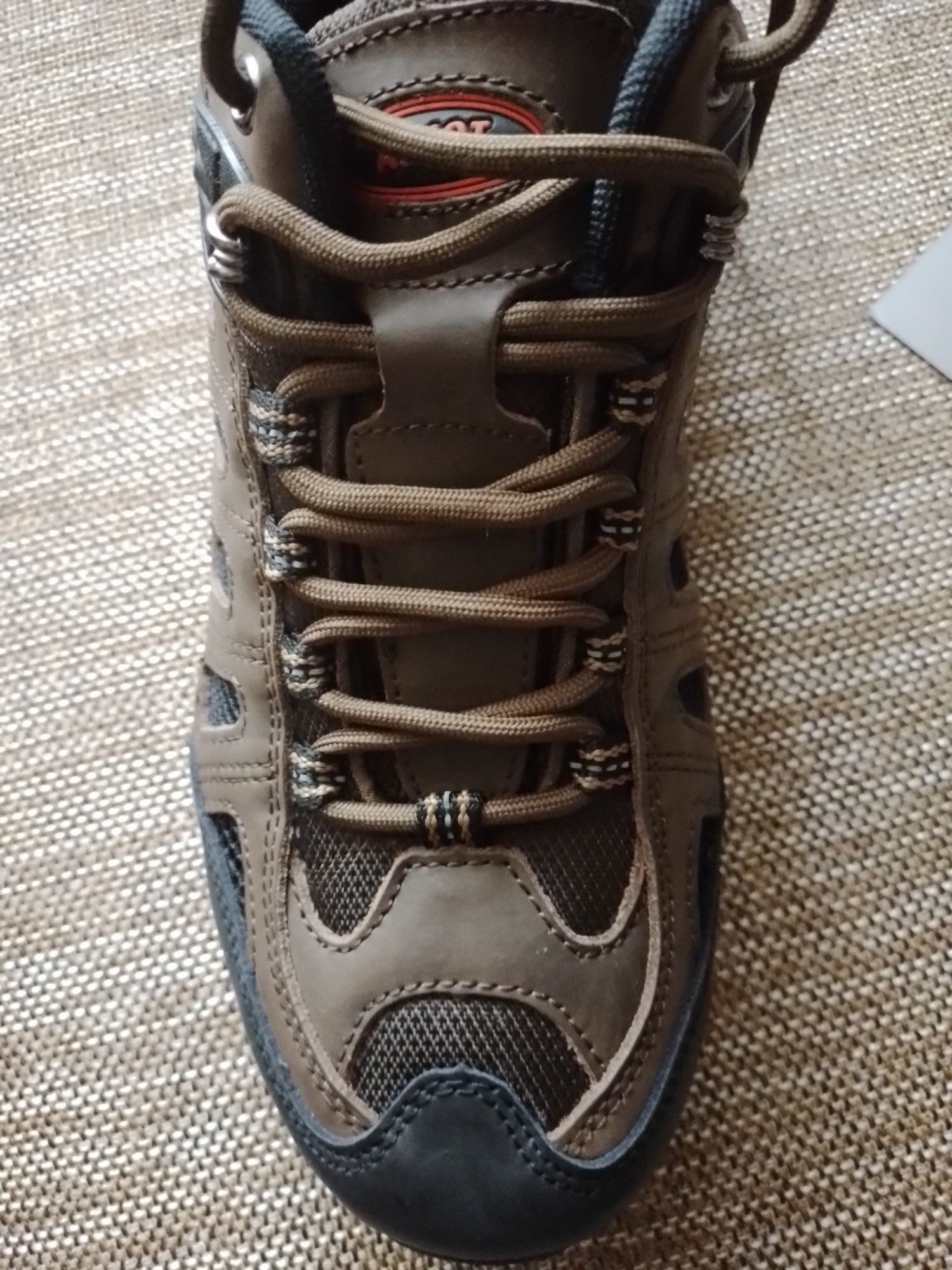 Продам кроссовки Ascot,42p.