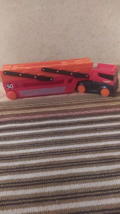 Hot Wheels duży transportowiec laweta samochód na 50 aut