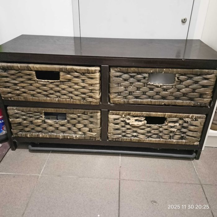 Komoda brązowa z 4 szufladami wiklinowymi