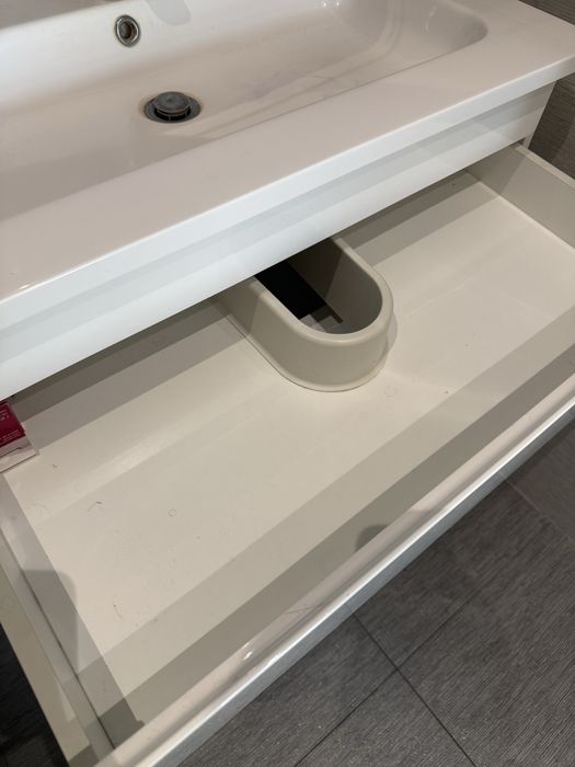 Продаю тумбу з раковиною та змішувачем.