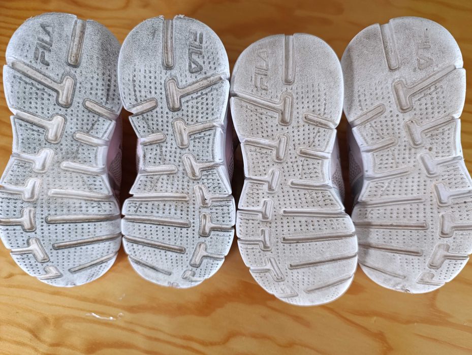 2 pares de sapatilhas de menina. Tamanho 27.