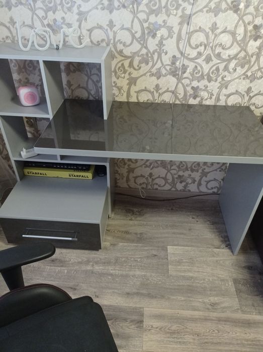 Комп'ютерний стіл в гарному стані