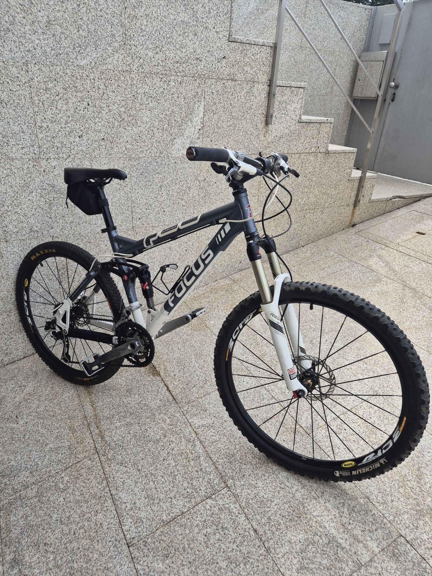 Bicicleta Focus suspensão total
