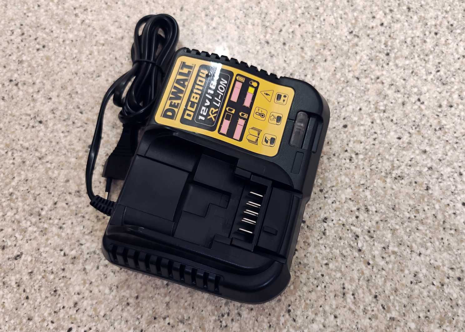 Зарядний пристрій Акб Dewalt (Деволт) DCB 1104 12-18v (3A)