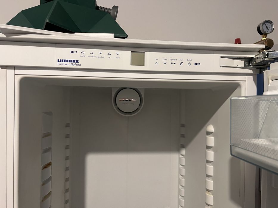 Lodówka do zabudowy z kostkarką marki Liebherr ICN 3366