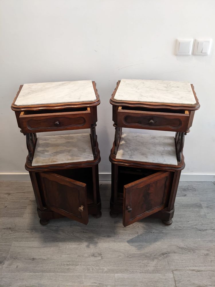 Par de mesas cabeceira com mármore; bedside table with marble