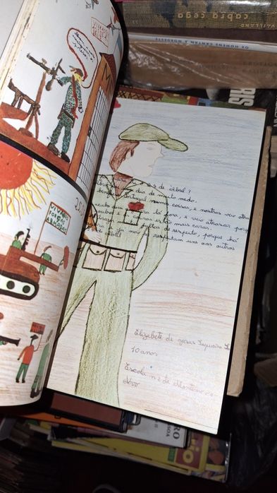 O 25 Abril visto pelas crianças desenhos revolução cravos