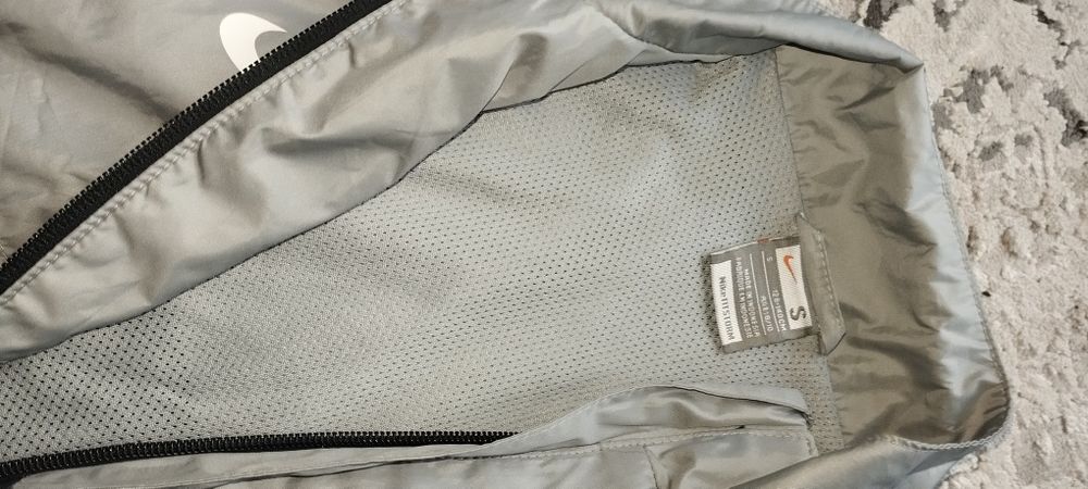 Kurtka wiatrówka Nike chłopięca r.S (128-140) FITSTORM