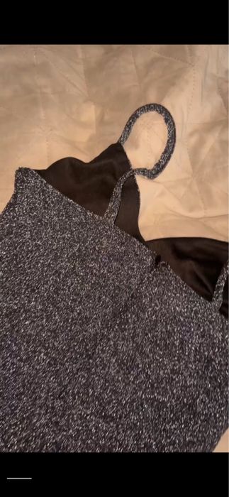 Неймовірна сукня з люрексом блискітками та вирізом на ніжку