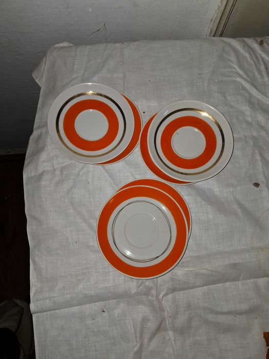 Тарілки, посуд та інше приладдя для дому