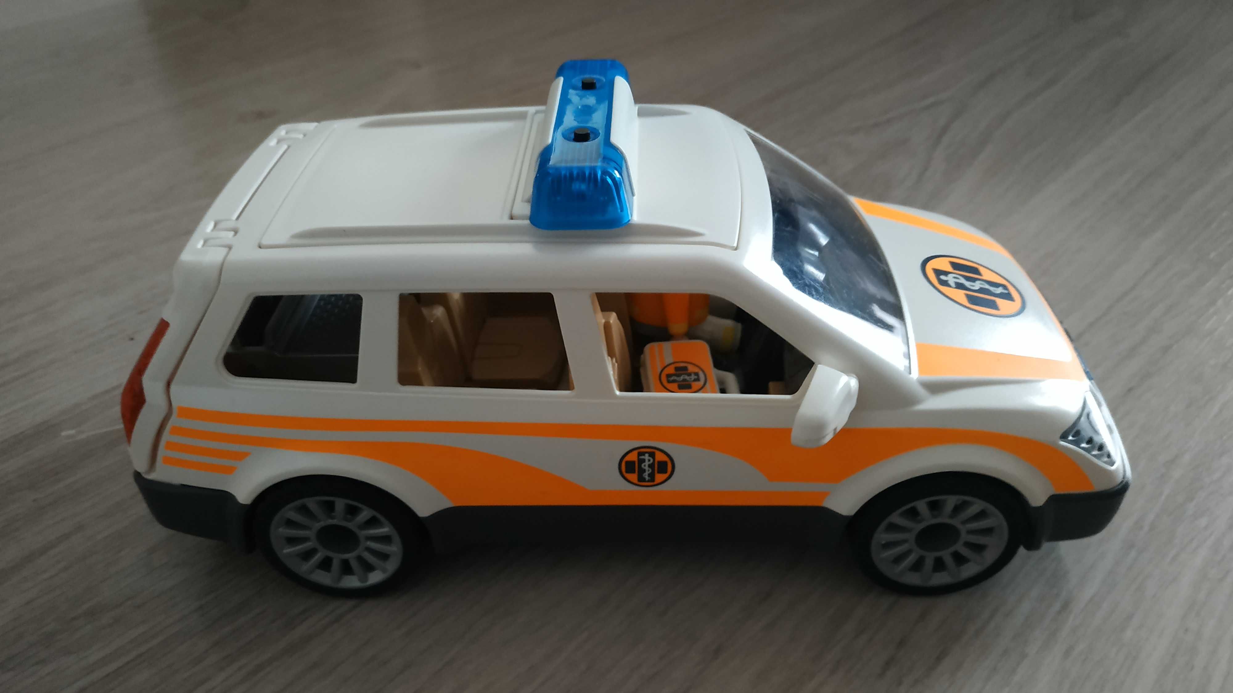 Playmobil Citi life auto samochód pogotowia ratunkowego karetka