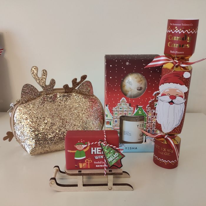 Zestaw kosmetyków Yesha, Acentra, etui, kosmetyczka na prezent