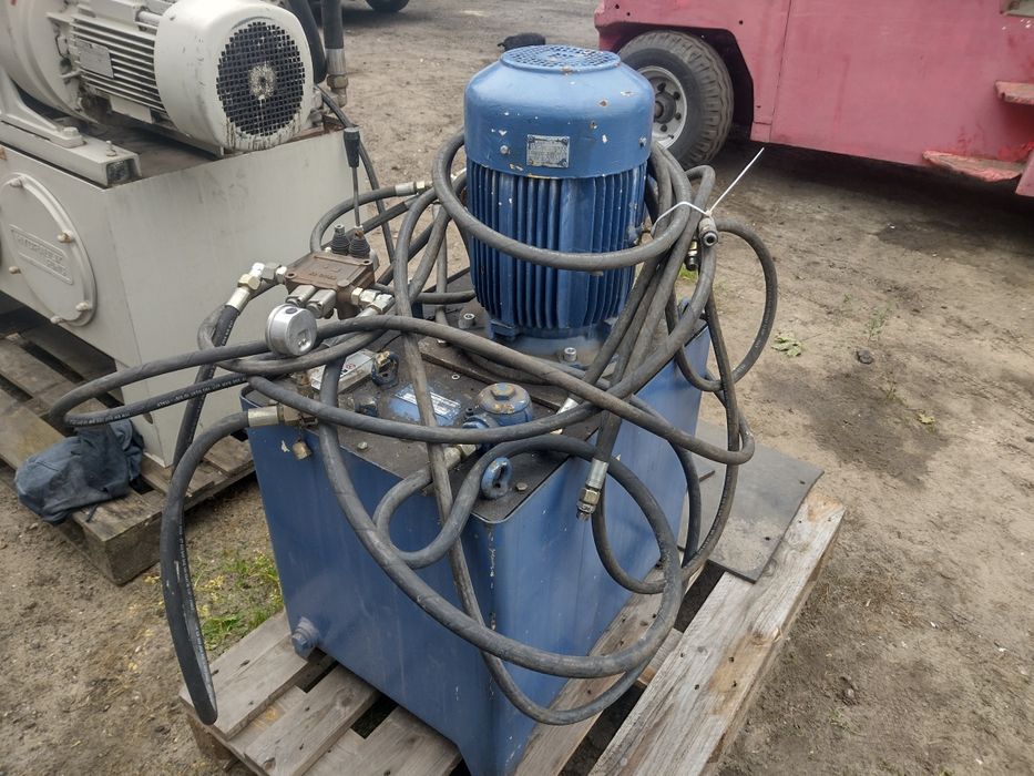 Pompa hydrauliczna, zasilacz hydrauliczny z zbiornikiem i rozdzielacze
