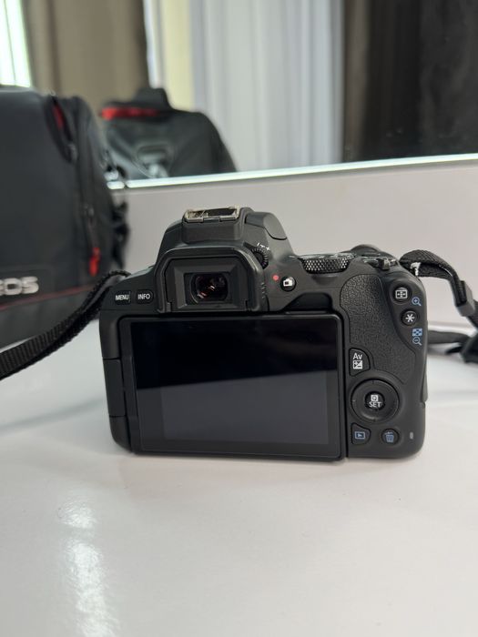 Продам фотоапарат Canon EOS 200D
