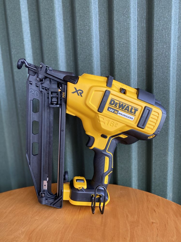 Пістолет цвяхозабивний по дереву 18V DeWALT DCN660N (Степлер, Нейлер)