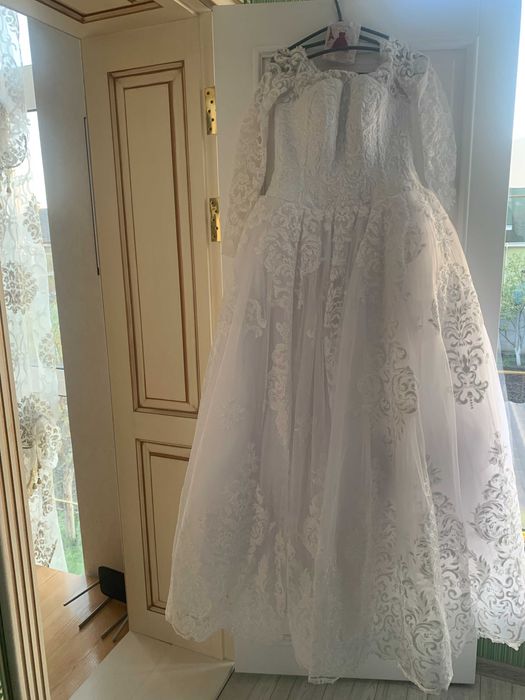 нове весільне плаття + довга фата