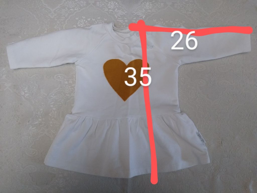 Sukienka biała 74 wypada mniejsza