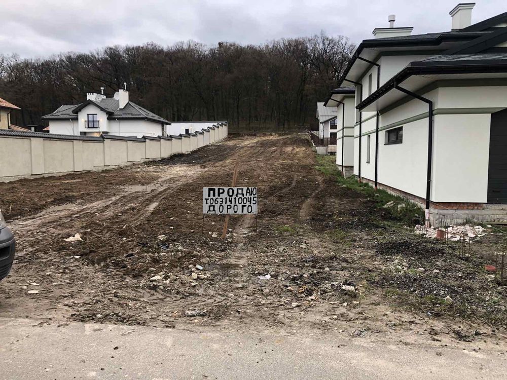 Ділянка в дубовому гаю біля водойми.