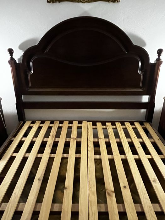 Cama de madeira vintage + colchão