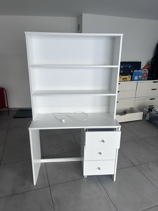 Escrivaninha branca com estande de luz de led